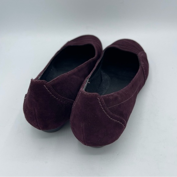 Clarks women’s flats ruched rounded toe Size 8 Wine Merlot Suede Comfort Shoes - Picture 3 of 6
